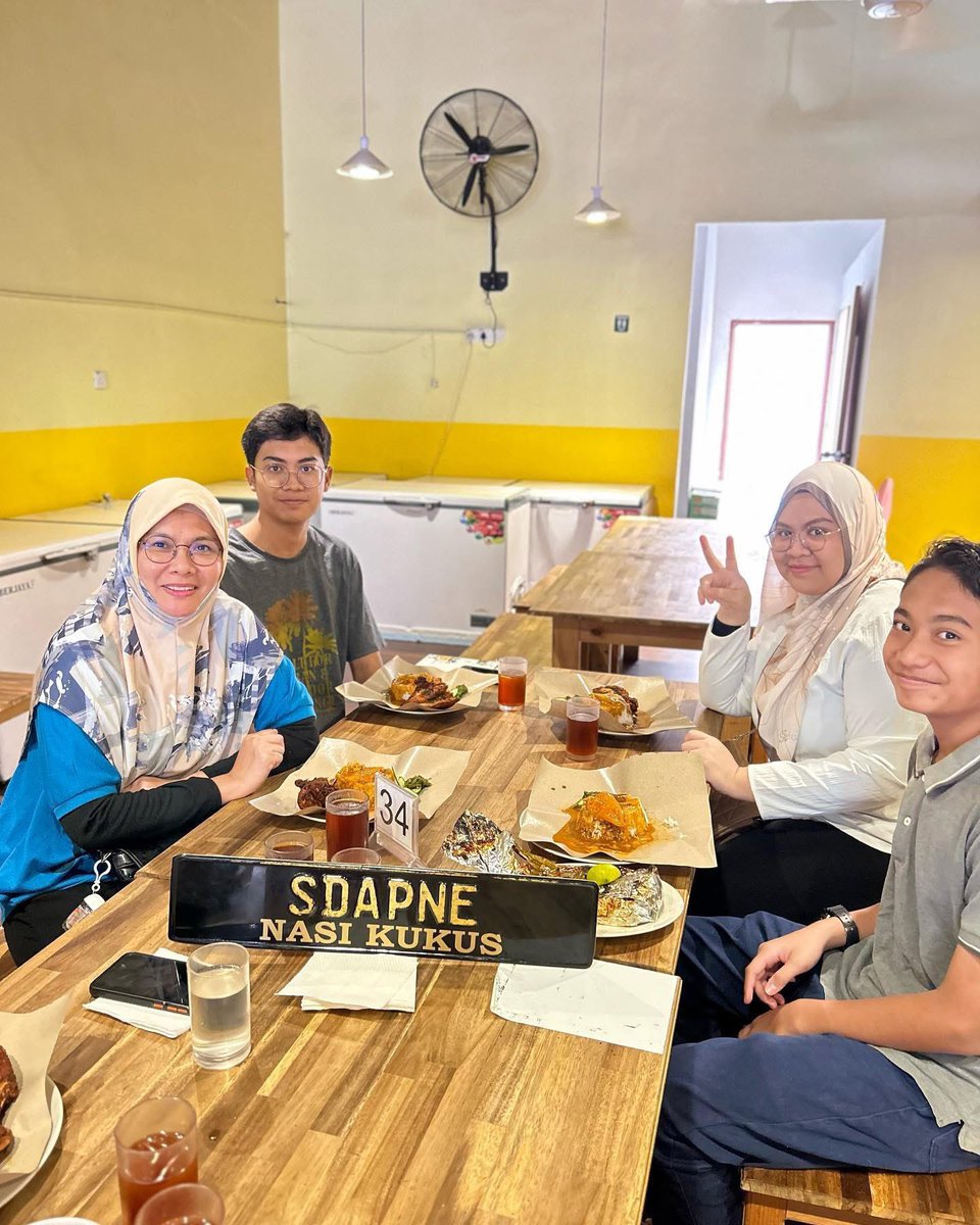 SenawangTV's tweet photo. NASI KUKUS SEDAP DI SENAWANG

Ada peminat nasi kukus area Senawang, tak tahu mana best.

Jom try di Sdapne Nasi Kukus, Pusat Bandar Senawang. Ramai bagi review kata sedap.

✅Nasi Kukus Ayam Berempah
✅Nasi Kukus Talapia Baloot
✅Nasi Kukus Kambing

📍Sdapne Nasi Kukus, Senawang https://t.co/hriKJ12GIq