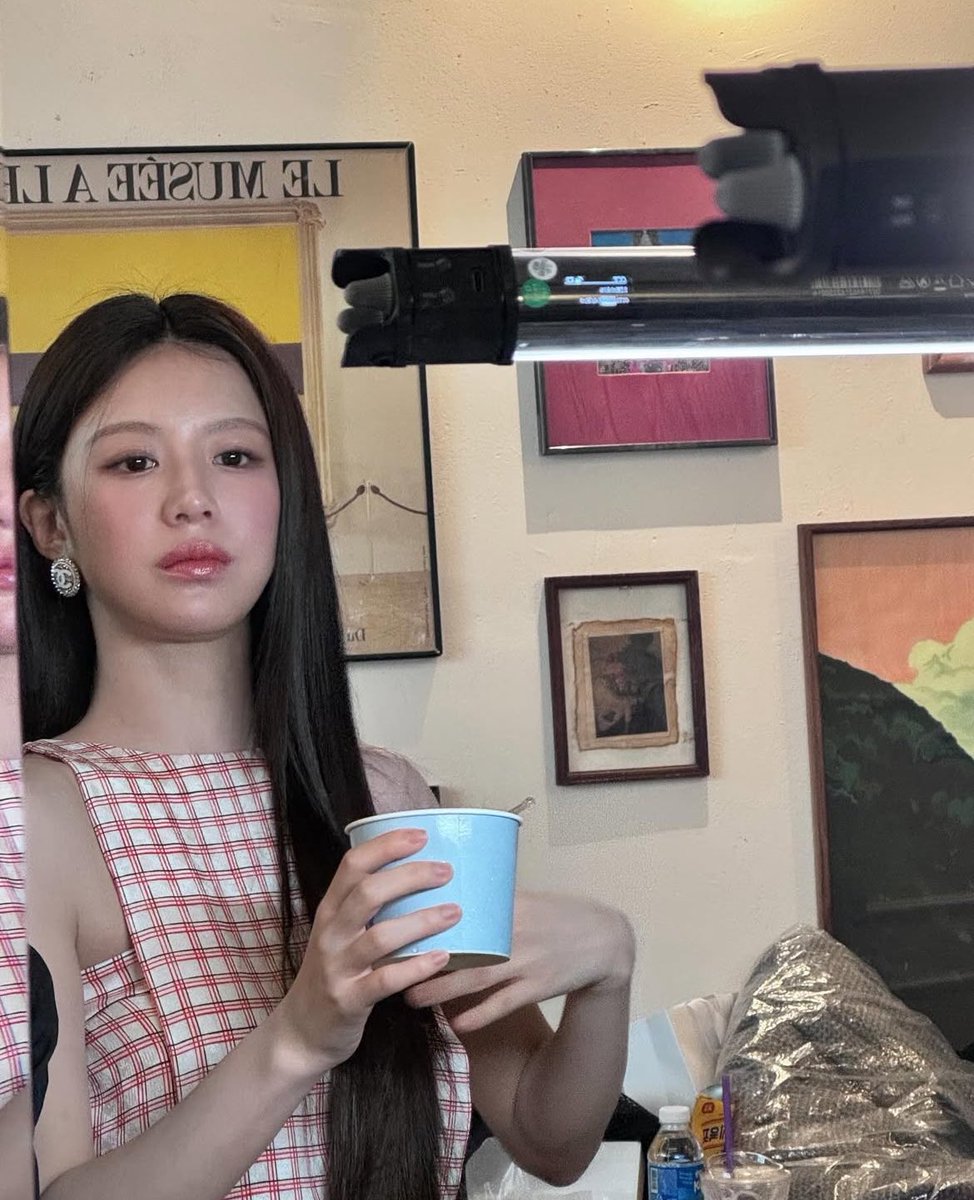 Oops, the camera caught me enjoying my meal. I must admit that it tastes quite savory, and I really like it. The desire to indulge in something delicious can truly overcome this situation—I was on an official photoshoot for Chanel. Fortunately, the time was well spent! ୨୧