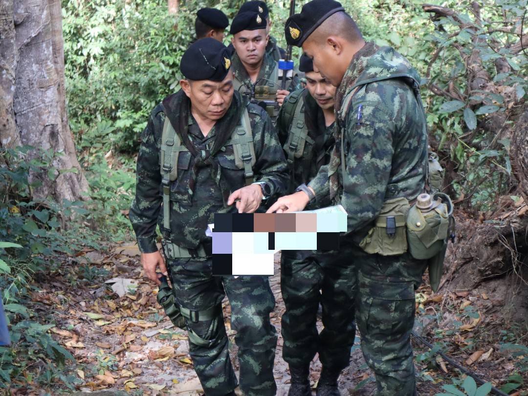 พ.อ.สุรกิจ กาฬเนตร ผบ.ฉก.1 ลาดตระเวนตามเส้นทางธรรมชาติ เพื่อเข้มงวดและป้องกันการกระทำผิดกฎหมายตามแนวชายแดนไทย - กัมพูชา อ.กันทรลักษ์ จ.ศรีสะเกษ
ทั้งนี้การลาดตระเวนยังเป็นการให้กำลังพลได้มีโอกาสศึกษา และสำรวจภูมิประเทศ เส้นทางธรรมชาติในพื้นที่รับผิดชอบของหน่วย 
#หน่วยเฉพาะกิจที่1