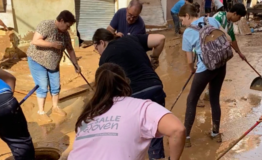 El Grupo Intereclesia reflexiona sobre la situación que viven niños y niñas tras la dana ahora que llega la Navidad. Lee aquí su carta abierta: goo.su/XJqc #Dana #GrupoIntereclesial #Navidad #Infancia #OSELaSalle #LaSalleAcciónSocial #SomosLaSalle
