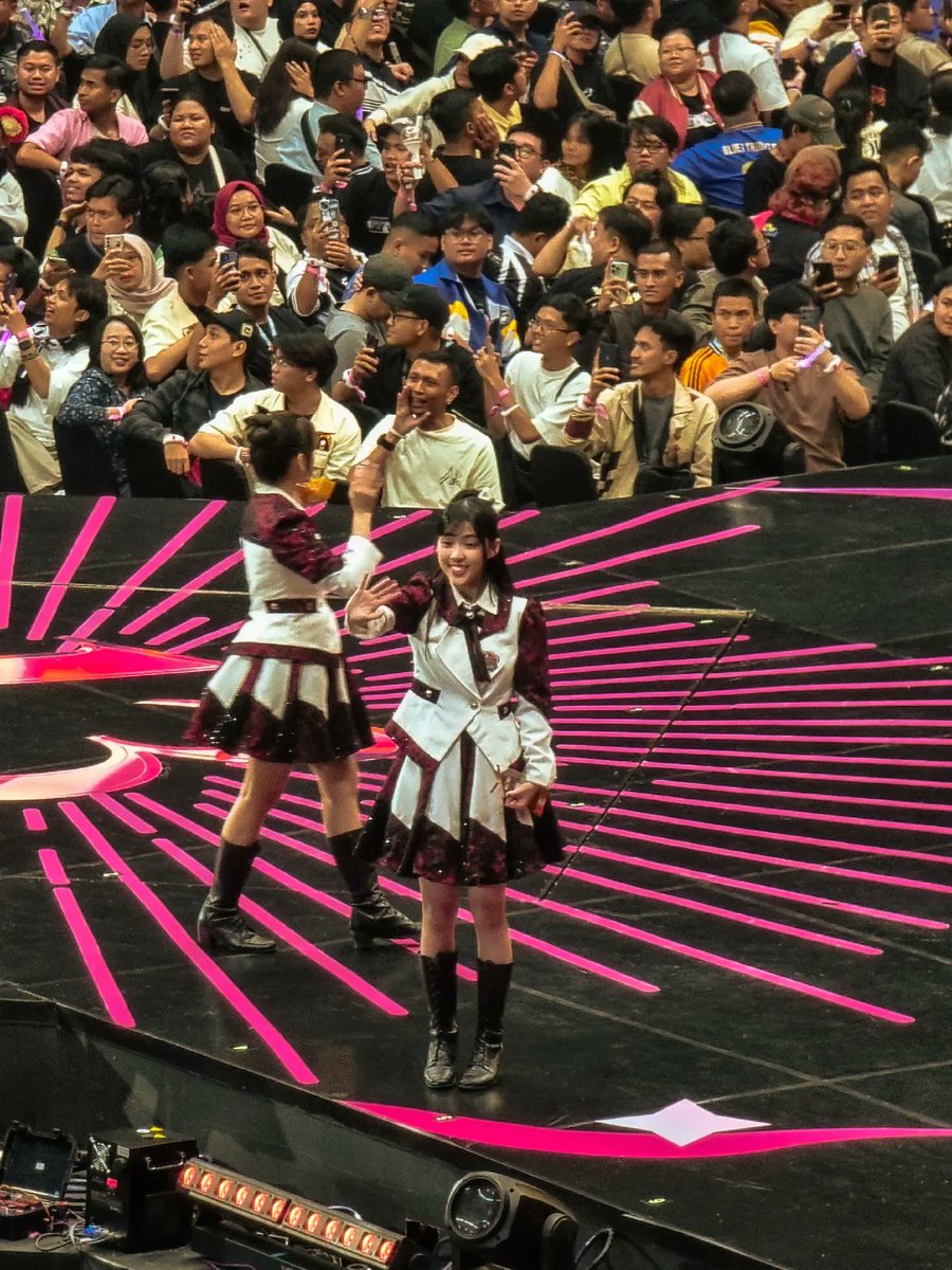andriiidm's tweet photo. antara terharu dan ngakak liatnya 😭 @AM_EllaJKT48 
#LimitlessJoy 
#AdaNggaYa https://t.co/ktxfreQKEY