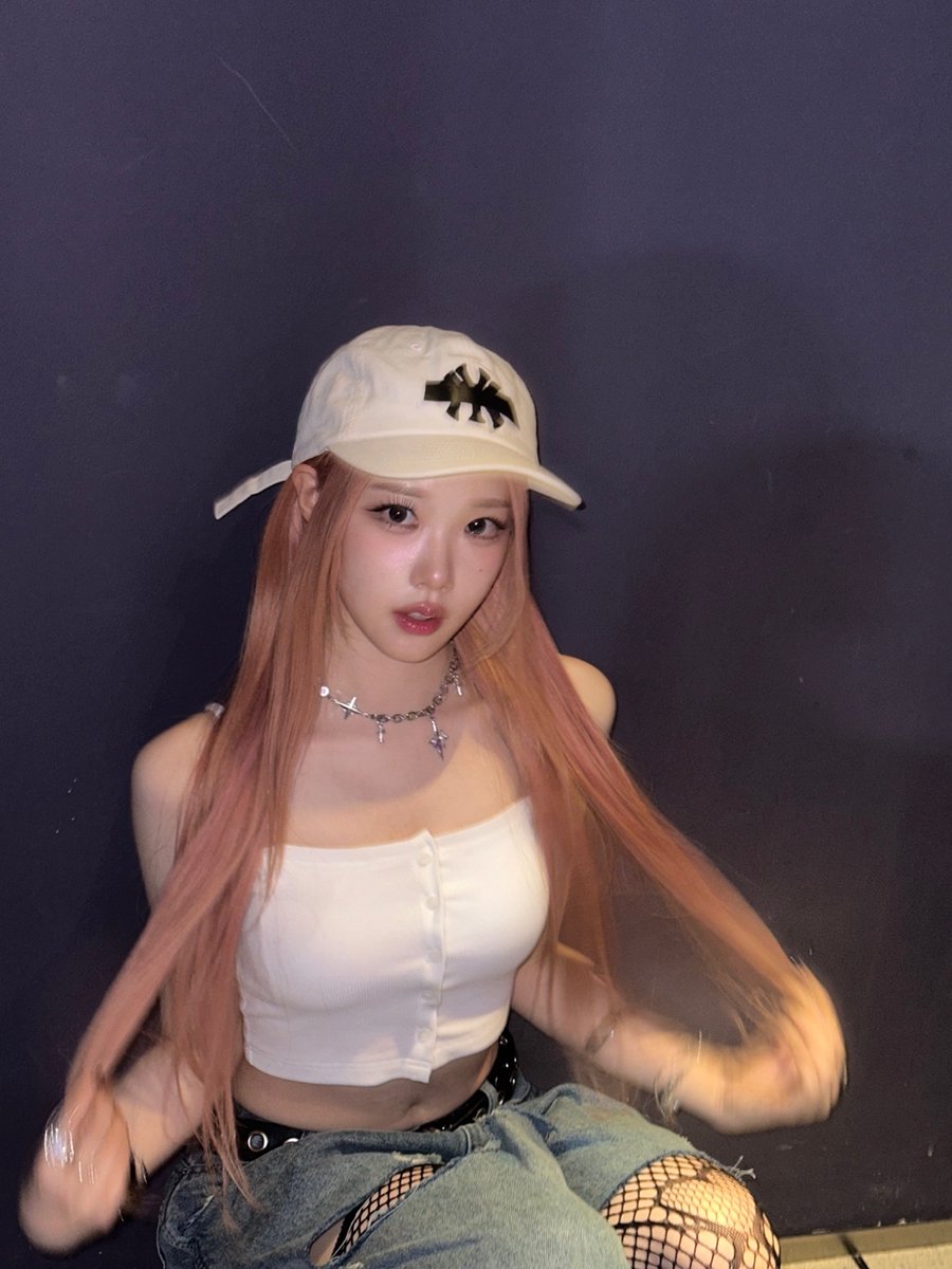 member_classy's tweet photo. [#채원]

힙하게 모자😙

#CLASSy #클라씨
#CHAEWON https://t.co/Q6FLR8tYfU