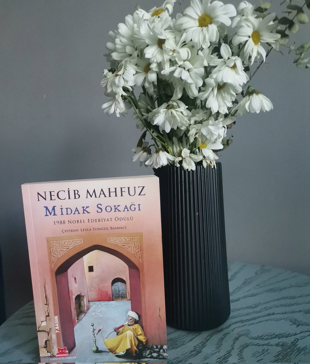 Rüyamda Necib Mahfuz ile sohbet ediyorduk. Bizim sokağa hiç uğramıyorsun, diyordu. Açılsın sayfalar, hayra çıksın rüyalar.