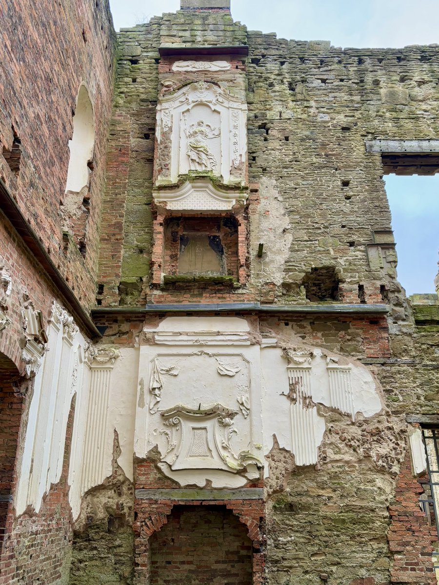 A very interesting morning visit to Sutton Scarsdale Hall, Derbyshire, today - looking at various elements of this impressive Georgian building (adapted from an earlier house). Here’s some of the beautiful decorative plaster 😍🤩