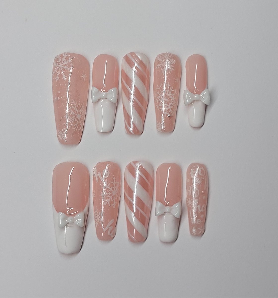 bibisclaws's tweet photo. Christmas nails ❄️

#nails #smallbusness https://t.co/DY66sKzwni