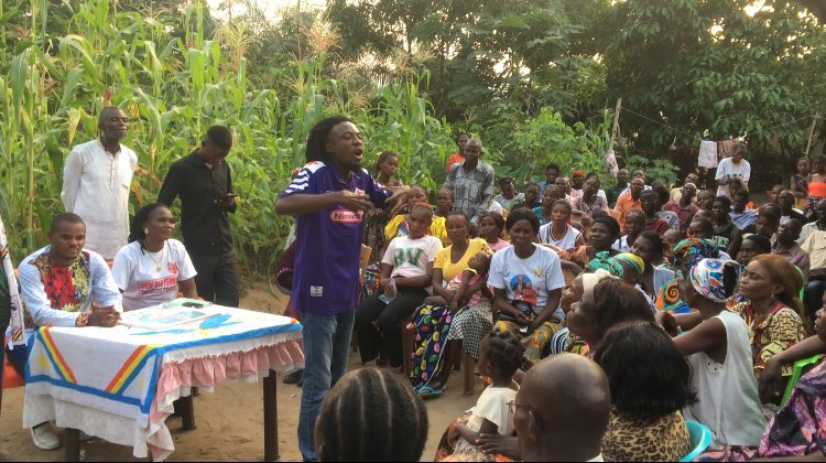 Begonias_amisi's tweet photo. #RDC #urgent en marge du changement de la constitution #Constitution le soldat du Chef de l’Etat @fatshi13 l’infatigable @Begonias_amisi j’étais sur terrain à #Malueka #Kinbara sensibiliser la population @DeniseNyakeru @AugustinKabuyaT @Presidence_RDC @TinaSalama2 #constitution https://t.co/N2h616QTx1