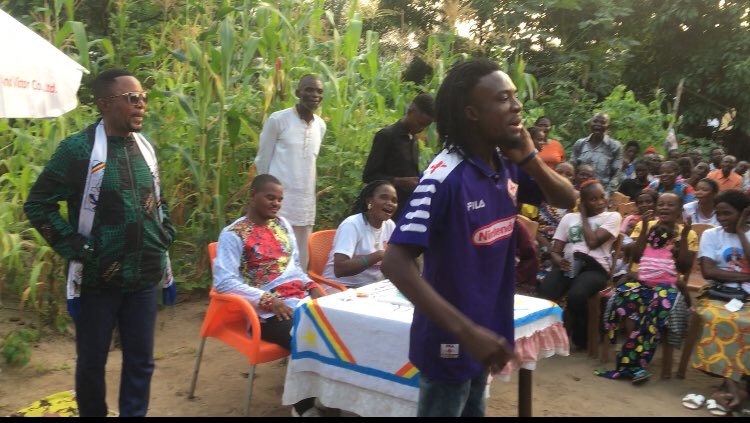 Begonias_amisi's tweet photo. #RDC #urgent en marge du changement de la constitution #Constitution le soldat du Chef de l’Etat @fatshi13 l’infatigable @Begonias_amisi j’étais sur terrain à #Malueka #Kinbara sensibiliser la population @DeniseNyakeru @AugustinKabuyaT @Presidence_RDC @TinaSalama2 #constitution https://t.co/N2h616QTx1