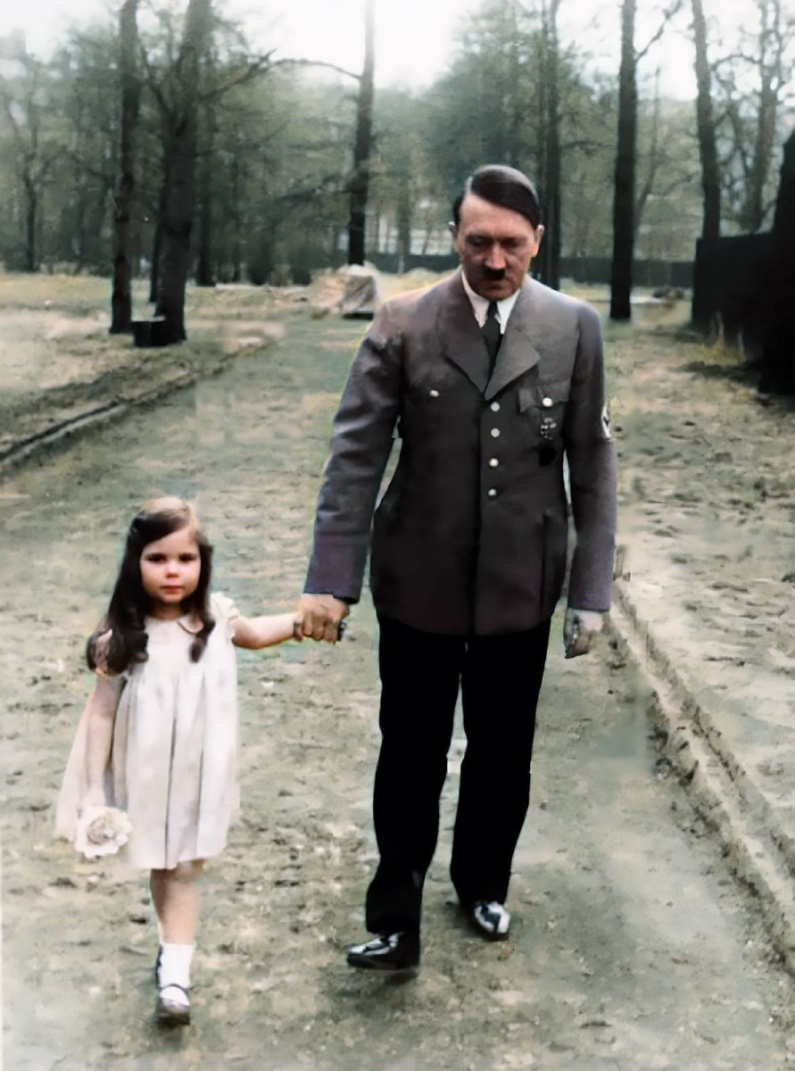 Algunos de los momentos más intrigantes de la historia.

⚠️ Hilo NO apto para sensibles.

1. Adolf Hitler con Helga Goebbels. Los padres de Helga y sus hermanos recibieron cianuro en el búnker de Hitler en 1945.