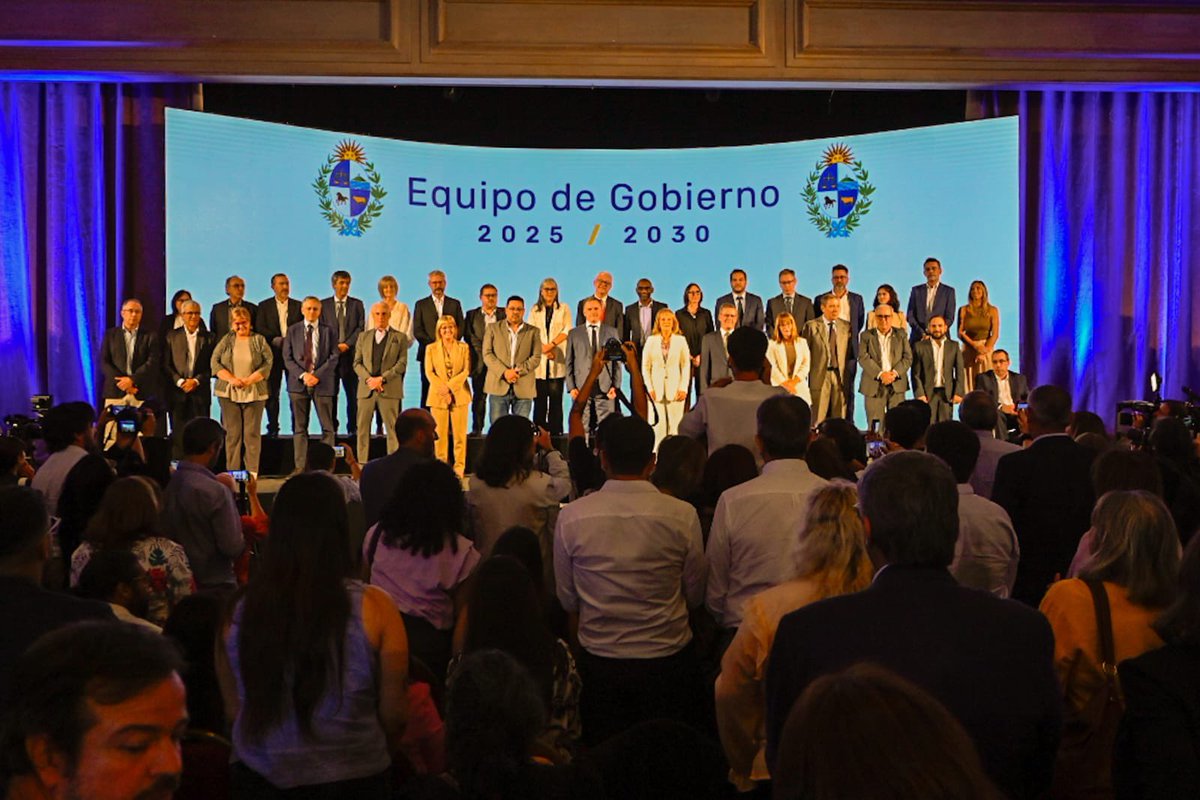 Frente_Amplio's tweet photo. Este es el equipo de gobierno de @OrsiYamandu y @CosseCarolina para el comienzo de un nuevo ciclo progresista🙌

Secretario de la Presidencia: Alejandro Sánchez 
Prosecretario: Jorge Díaz

Ministro de Economía: Gabriel Oddone
Subsecretario: Martín Vallcorba

Ministro del Interior: Carlos Negro
Subsecretaria: Gabriela Valverde

Ministro de Relaciones Exteriores: Mario Lubetkin
Subsecretaria: Valeria Csukasi

Ministra de Defensa: Sandra Lazo
Subsecretario: Joel Rodríguez

Ministra de Transporte y Obras Públicas: Lucía Etcheverry
Subsecretaria: Claudia Peris

Ministro de Ambiente: Edgardo Ortuño
Subsecretario: Leonardo Herou

Ministra de Salud: Cristina Lustemberg
Subsecretario: Leonel Briozzo

Ministro de Educación y Cultura: José Carlos Mahía
Subsecretaria: Gabriela Verde

Ministra de Vivienda y Ordenamiento Territorial: Cecilia Cairo
Subsecretario: Christian Di Candia

Ministro de Ganadería, Agricultura y Pesca: Alfredo Fratti
Subsecretario: Matías Carámbula

Ministro de Trabajo y Seguridad Social: Juan Castillo
Subsecretario: Hugo Barreto

Ministro de Desarrollo Social: Gonzalo Civila
Subsecretario: Federico Graña

Ministro de Turismo: Pablo Menoni
Subsecretaria: Ana Claudia Caram

Ministra de Industría, Energía y Minería: Fernanda Cardona
Subsecretaria: Eugenia Villar

Oficina de Planeamiento y Presupuesto: Rodrigo Arim
Subsecretario: Jorge Polgar

¡Sabremos cumplir! 🇺🇾