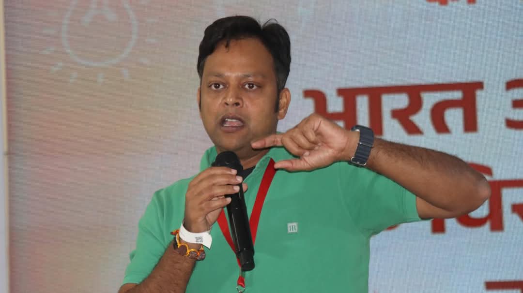 praveen_navik's tweet photo. सोशल मीडिया पर एक वैचारिक युद्ध चल रहा है और युद्ध में कोई भी तटस्थ नहीं होता है। इसलिए हमें देशहित को चुन कर अपनी भूमिका निभानी ही होगी। सोशल मीडिया के माध्यम से भारत विरोधी विमर्श खड़ा करने वाली वैश्विक शक्तियों के विरुद्ध, दीर्घकालिक और विषयवार योजना पर कार्य करना होगा।  
- आर्टिफिशियल इंटेलिजेंस विशेषज्ञ श्री अभिनव खरे
@iabhinavKhare 

#vskmalwa 
#SMCUjjain24 
#SMC24