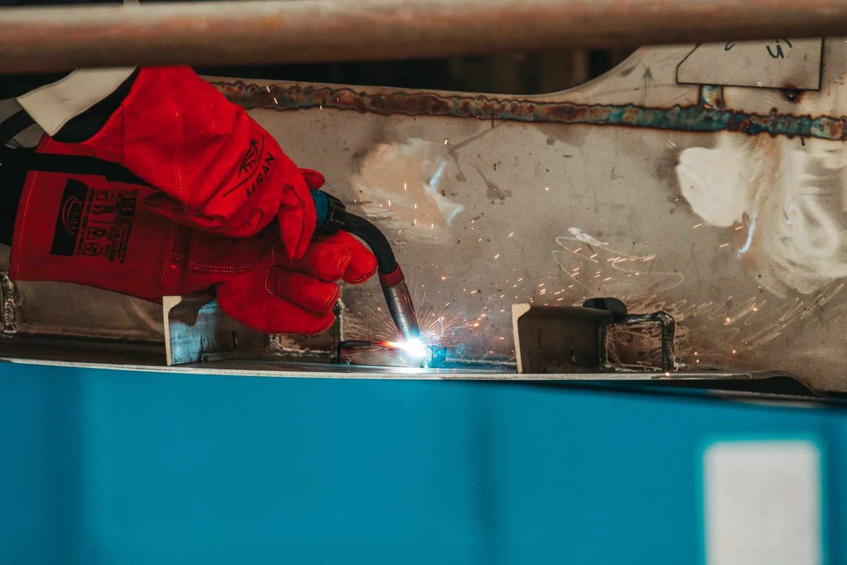 AgencjaUzbr's tweet image. ORP #Kormoran
ORP #Albatros
ORP #Mewa
ORP #Jaskółka
ORP #Rybitwa
ORP #Czajka

Taka będzie w komplecie cała rodzinka nowoczesnych niszczycieli min projektu 258 #KormoranII.

Dziś w #RemontowaShipbuilding, z udziałem Szefa Szefostwa Techniki Morskiej kmdr. Piotra Skóry, została