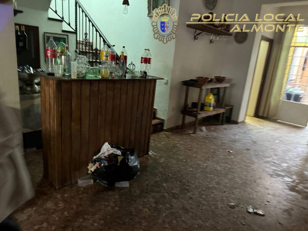 DiarioHuelva's tweet photo. 🗣️ Duro aviso contra los titulares de viviendas en El Rocío por el abuso de las casas-discotecas  @AytoAlmonte  https://t.co/zihgLdMnLv https://t.co/KBJ4H6vk2F