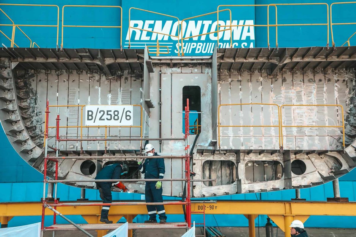 AgencjaUzbr's tweet image. ORP #Kormoran
ORP #Albatros
ORP #Mewa
ORP #Jaskółka
ORP #Rybitwa
ORP #Czajka

Taka będzie w komplecie cała rodzinka nowoczesnych niszczycieli min projektu 258 #KormoranII.

Dziś w #RemontowaShipbuilding, z udziałem Szefa Szefostwa Techniki Morskiej kmdr. Piotra Skóry, została