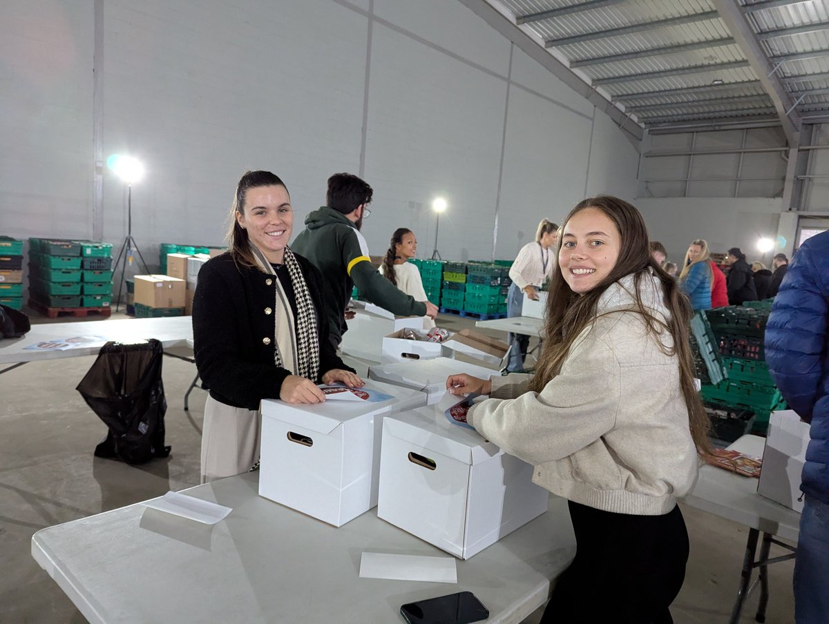 UrbanOutreachUK's tweet photo. 🎄❄️ Christmas Dinner on Jesus 🎄❄️

Session 2 complete! ✅

Thank you everyone who came to pack hampers! Another 460 boxes packed 👏

It is wonderful to see how many people get involved packing the hampers from schools, businesses &amp; individuals! You have made today wonderful 💙 https://t.co/AxpjKz7CUb