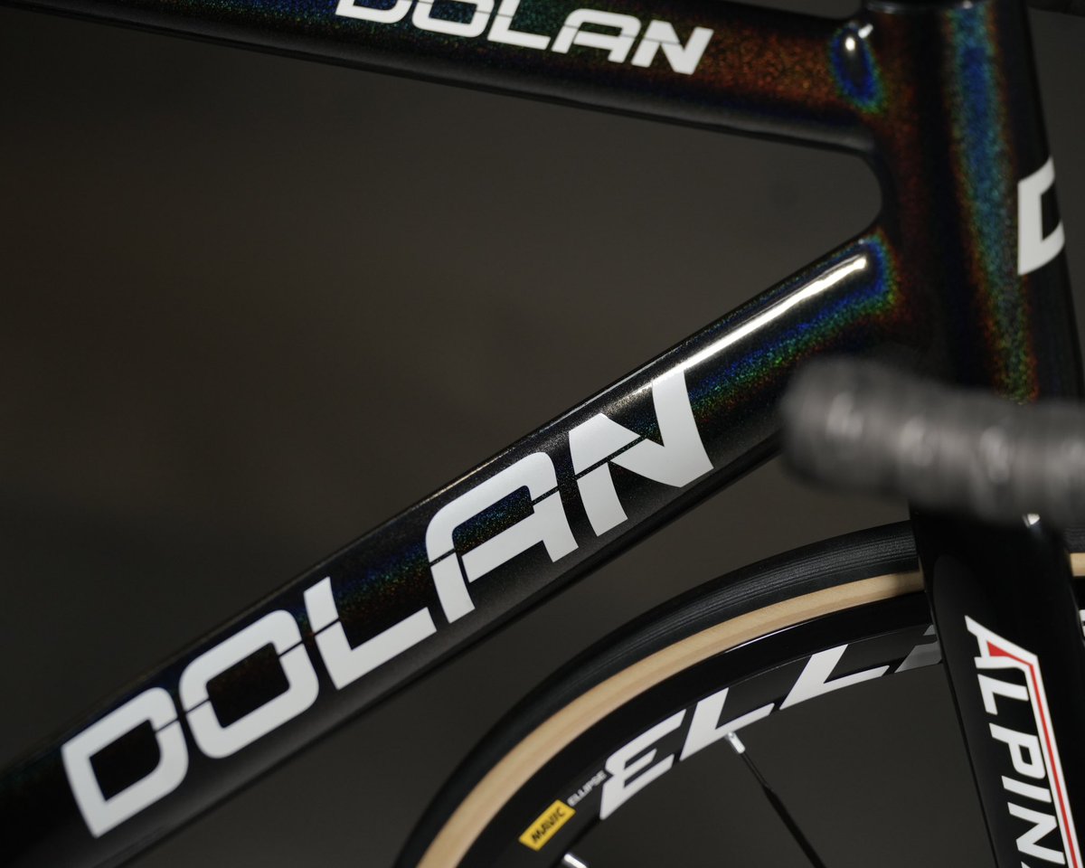 Pre Cursa in custom flair paint 🔥
.
.
#cycling #cyclinglife #cyclist #cyclingphotos #cyclingpics #cyclingapparel #cyclinglifestyle #cyclingculture #cyclingstyle #bicycle #bicycles #bicycling #bicycleporn #cyclingporn #cyclingshot