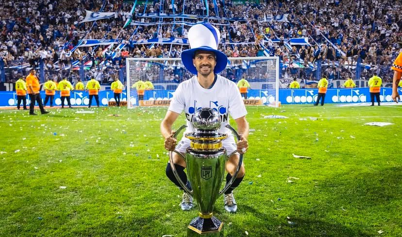 somosvelezok's tweet photo. 👨‍✈️ Agustín Bouzat, el capitán de #Velez que volvió para hacer historia. https://t.co/87r6zb92iq