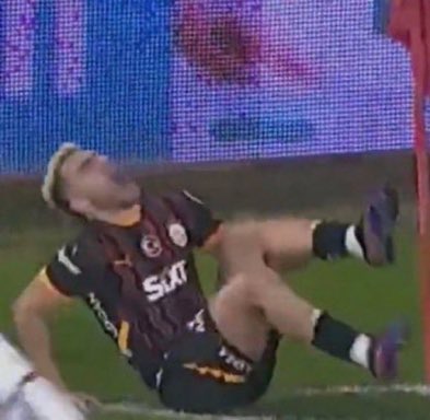 Fenereditor's tweet photo. "Barış Alper katledildi" denildi.

"Soyunma odasında hüngür hüngür ağlıyor" denildi.

TFF başkanı canlı yayına bağlandı.

MHK başkanı canlı yayına bağlandı.

"Manaj sınırdışı edilsin!" denildi.

Ülke basını seferber oldu!

Sonuç: Barış Alper, 1 hafta sonra ilk 11'de 👇 https://t.co/enUd8wXIIt