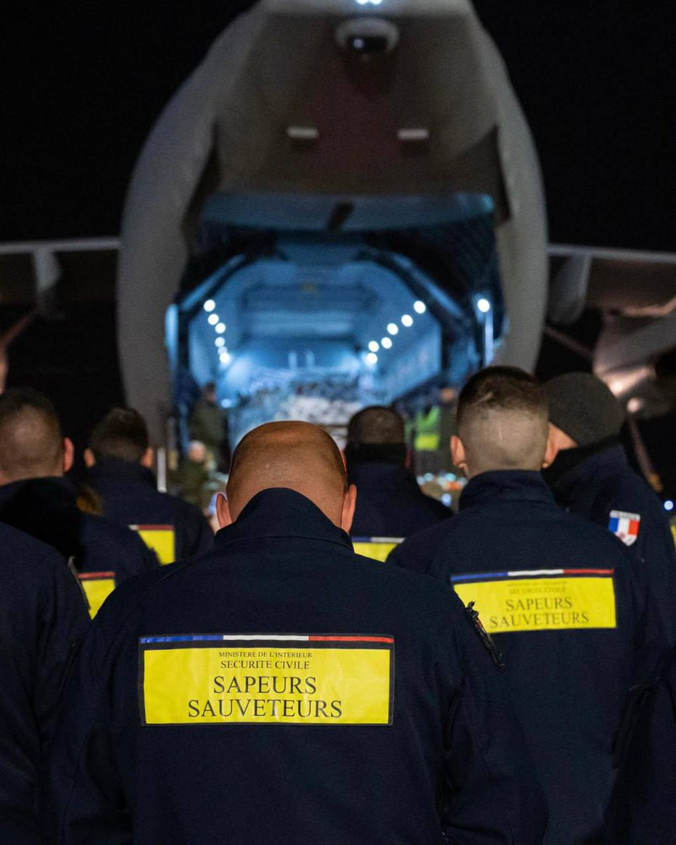 SecCivileFrance's tweet photo. #CycloneChido 🌀 Le 2e détachement de 150 sapeurs-pompiers et sapeurs-sauveteurs parti hier depuis l'hexagone est arrivé à Mayotte après un transit à La Réunion.

👨‍🚒 Il est notamment composé d'équipes médicales spécialisées, de personnels opérationnels pour les opérations de sauvetage-déblaiement ainsi qu'un module de traitement de l'eau.
