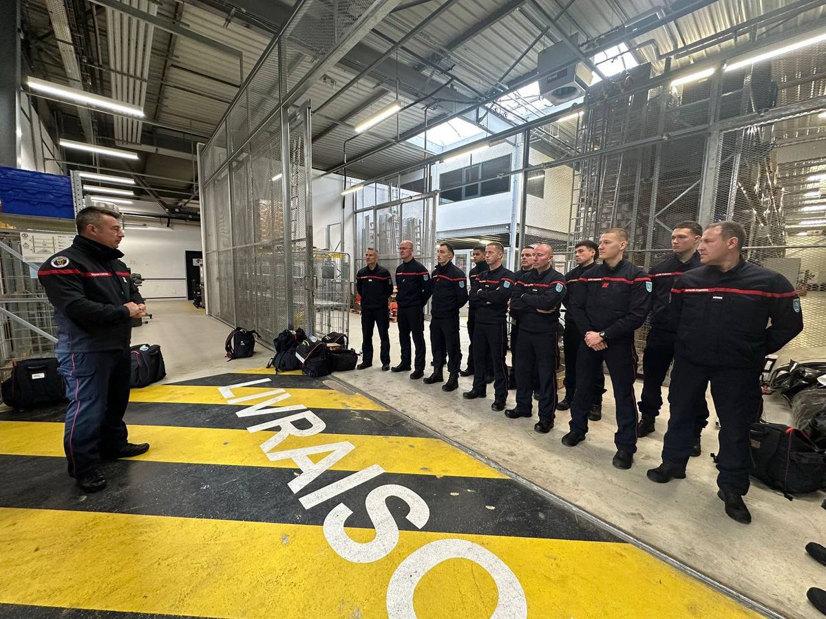 SecCivileFrance's tweet photo. #CycloneChido 🌀 Le 2e détachement de 150 sapeurs-pompiers et sapeurs-sauveteurs parti hier depuis l'hexagone est arrivé à Mayotte après un transit à La Réunion.

👨‍🚒 Il est notamment composé d'équipes médicales spécialisées, de personnels opérationnels pour les opérations de sauvetage-déblaiement ainsi qu'un module de traitement de l'eau.