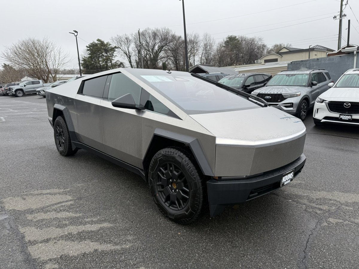 TonyBlazier's tweet image. We traded. Cybertruck over the weekend and for the life of me I cannot understand the appeal of this stupid thing. The flyby wire steering makes me sick just driving it around the parking lot and Tesla is obsessed with packing their cars with non intuitive controls. #IDontGetIt