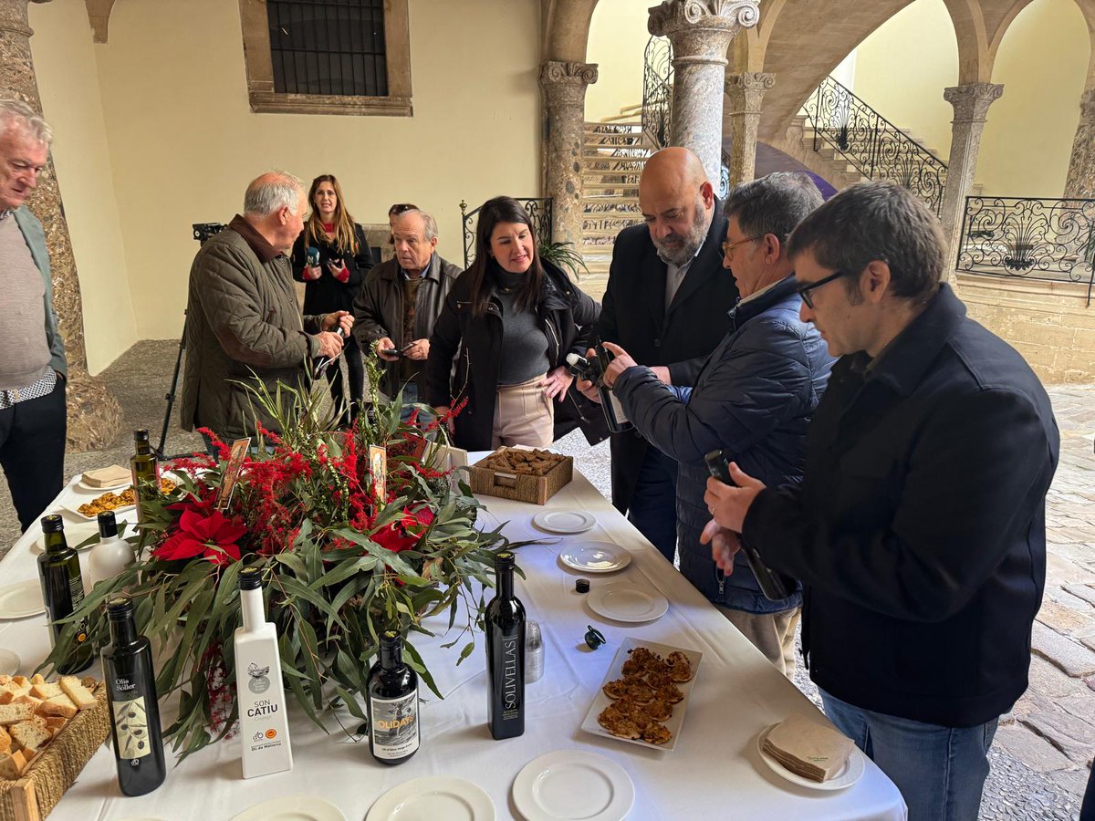 OlideMallorca's tweet image. 🌿 L'Oli Novell ja és aquí!
Avui hem presentat els #OOVE amb DO Oli de Mallorca d'aquesta anyada al @csolleric de Palma
#AOVE #ProductedeMallorca