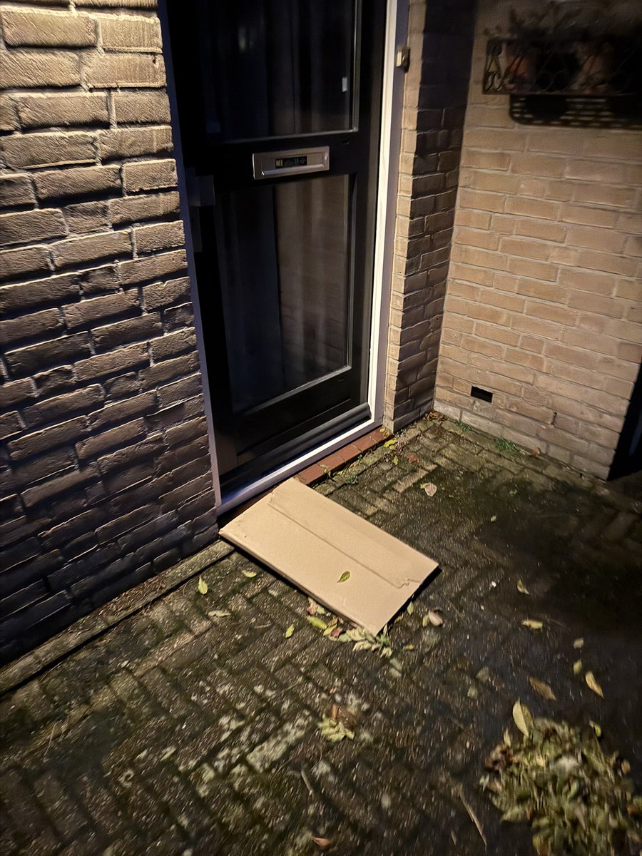Chippy224's tweet photo. @GLS_NL 

Top bezorgen!! Op het verkeerde adres gewoon voor de deur flikkeren!!! Gelukkig was het even droog https://t.co/IspSNJbEiJ