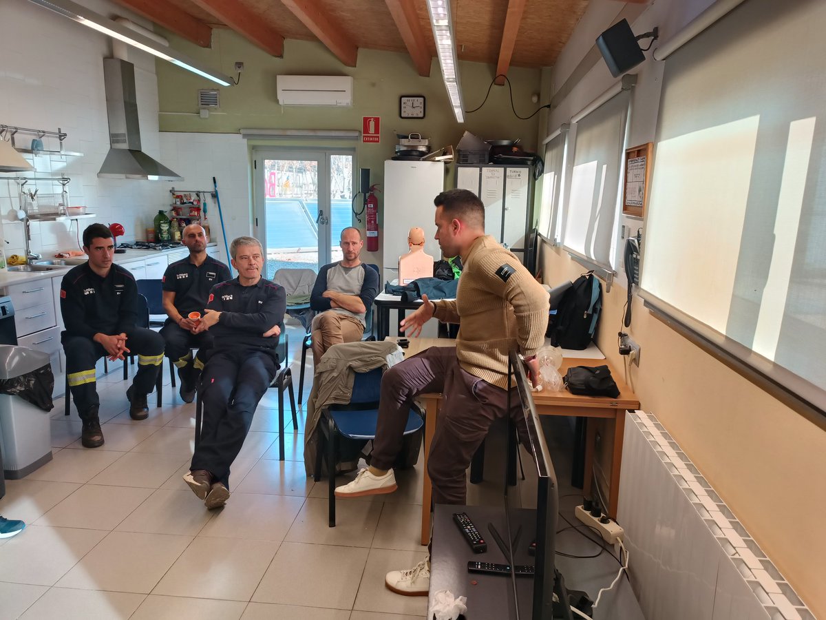 imatges de la formació SVB&amp;DESA. #begues
🚒 #Bomberscat
Records si👀⬇️<a href="/112/">112</a>
🔥❄️🌪️⚡💦➡️☎️➡️1️⃣1️⃣2️⃣