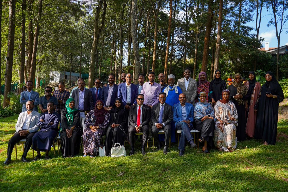 hodmanshow's tweet photo. Waxay ahayd madal kulmisay akhyaar badan oo ka kala yimid meelo kala duwan kuwaas oo ku midoobay aragtida siyaasadeed ee Nabad iyo Nolol.
Kulankaan oo ka dhacay Nairobi ayay muhiimadiisu ahayd kala war qaadasho is xog waraysi qoto dheer.

#Hodmanshow https://t.co/hlWveQG6Uu