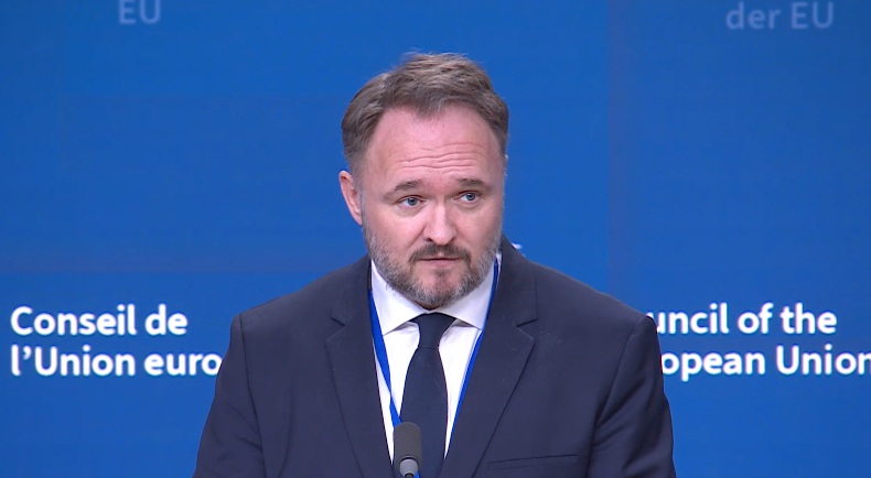 AnnaHbrt's tweet photo. In front of the press after the Energy Council, @DanJoergensen said "no" to mixing RES and Nuclear in a target. "I don't think that would be a wise way to dot it. I think we need to maintain the definition that we already have in our renewable target when making a new target"
1/2 https://t.co/MWde9YRIp7
