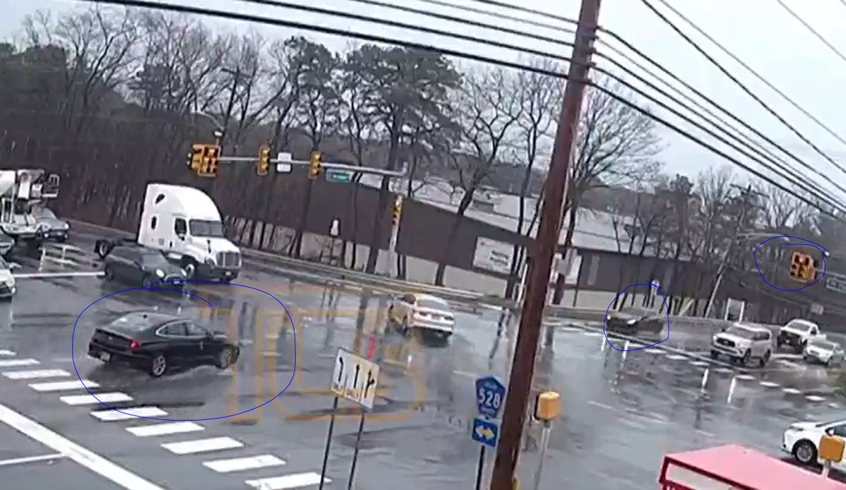 howie1980's tweet photo. @LakewoodScoop The car going straight ran the red light https://t.co/5a9VEtNNGi