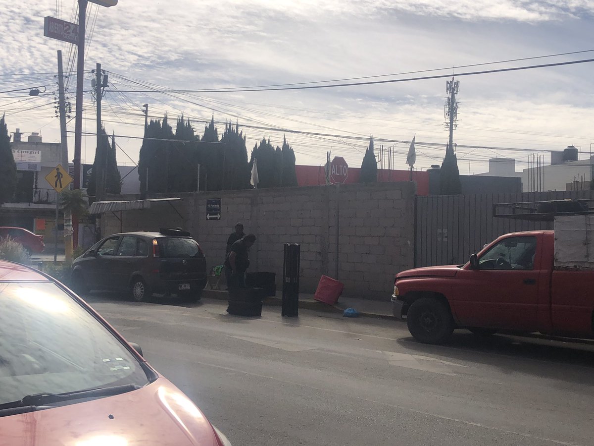 DomRichm's tweet photo. Su amable apoyo nuevamente Av 95 Pte 1929 Entre Cda Violetas y Orquídeas UH Mateo de Regil sección San José Maravillas CP 72464 @segom_puebla @PueblaAyto @pepechedrauimx
Personas insisten que se les dio permiso de Ayuntamiento tenemos muchos reportes en la zona no ambulantes! https://t.co/y7FdAZkWYO