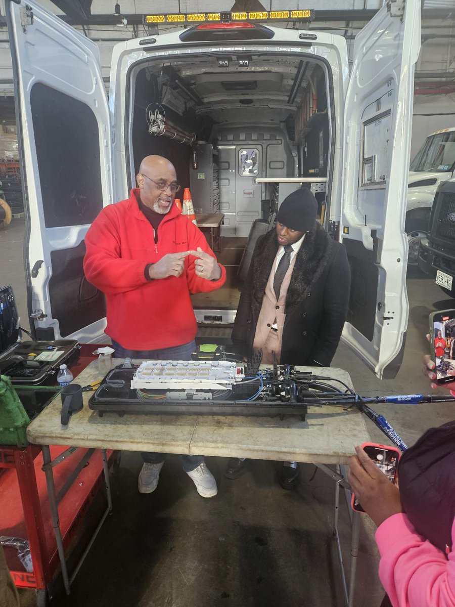 LinkNYC's tweet photo. Thank you for joining us on a chilly day in Queens, @CMKevinCRiley! @IBEWLocalUnion3 members are bringing reliable, high-speed, next-gen connectivity from the @HOkaneElectric warehouse in #LIC to underserved communities in every borough with #Link5G.