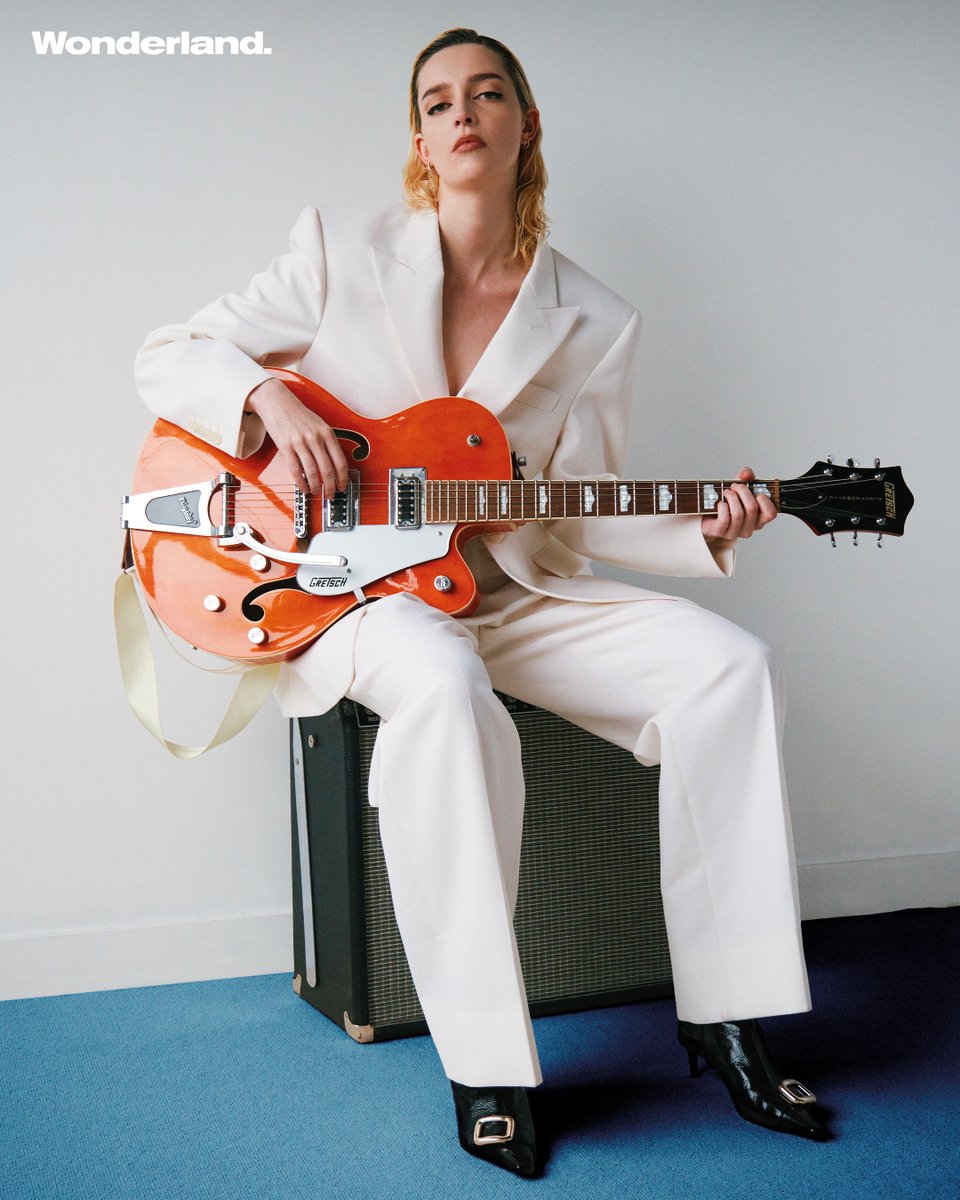 wonderlandmag's tweet photo. For @gia__ford, songwriting is a process of stepping into “other people’s shoes.” Her debut album, #TransparentThings, is a self-described “anthology of outsiders,” with listeners invited to look through the keyhole of eleven doors.
Hit the link in bio to pre-order the issue. https://t.co/obgGEz9kHD