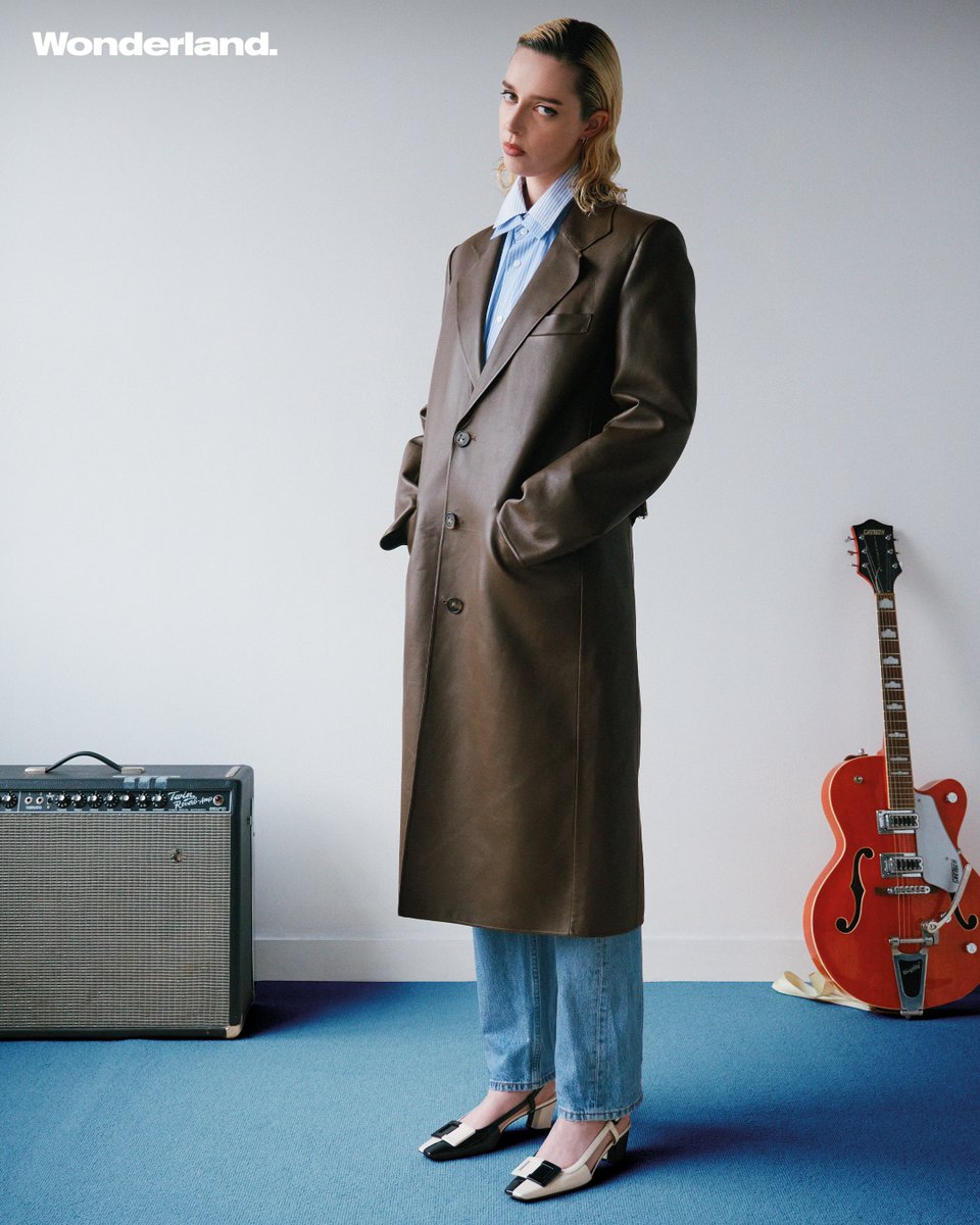 wonderlandmag's tweet photo. For @gia__ford, songwriting is a process of stepping into “other people’s shoes.” Her debut album, #TransparentThings, is a self-described “anthology of outsiders,” with listeners invited to look through the keyhole of eleven doors.
Hit the link in bio to pre-order the issue. https://t.co/obgGEz9kHD