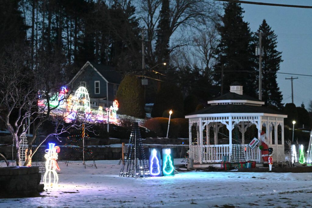 PetoskeyArea's tweet photo. It's getting closer and closer... Here are some places to get into the holiday spirit. Some are free! π
πΈ Alanson Hillside Garden light show dances along to music πΆ
#holidayseason #puremichigan #lightdisplay #MerryChristmas
https://t.co/Rqqk84waI2 https://t.co/n0QL1fiWF7