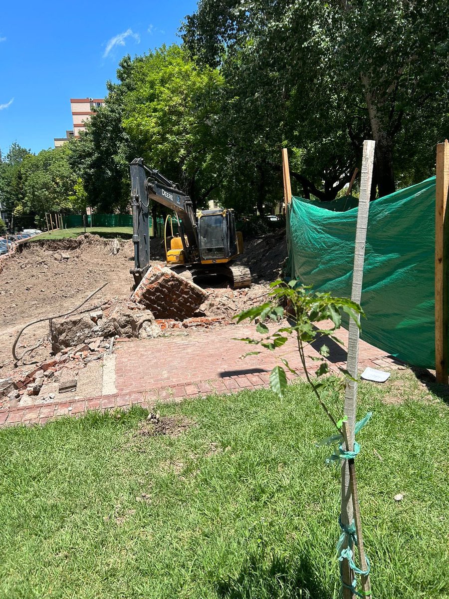 silviacab's tweet photo. @gcba buenos días, desde el viernes en la plaza Malvinas están haciendo arreglos que nadie del barrio solicitó y no tienen permiso de habilitación han hecho destrozos tanto es que hasta el riego artificial lo han arrancado, adjunto pruebas https://t.co/uRuwvTds3C