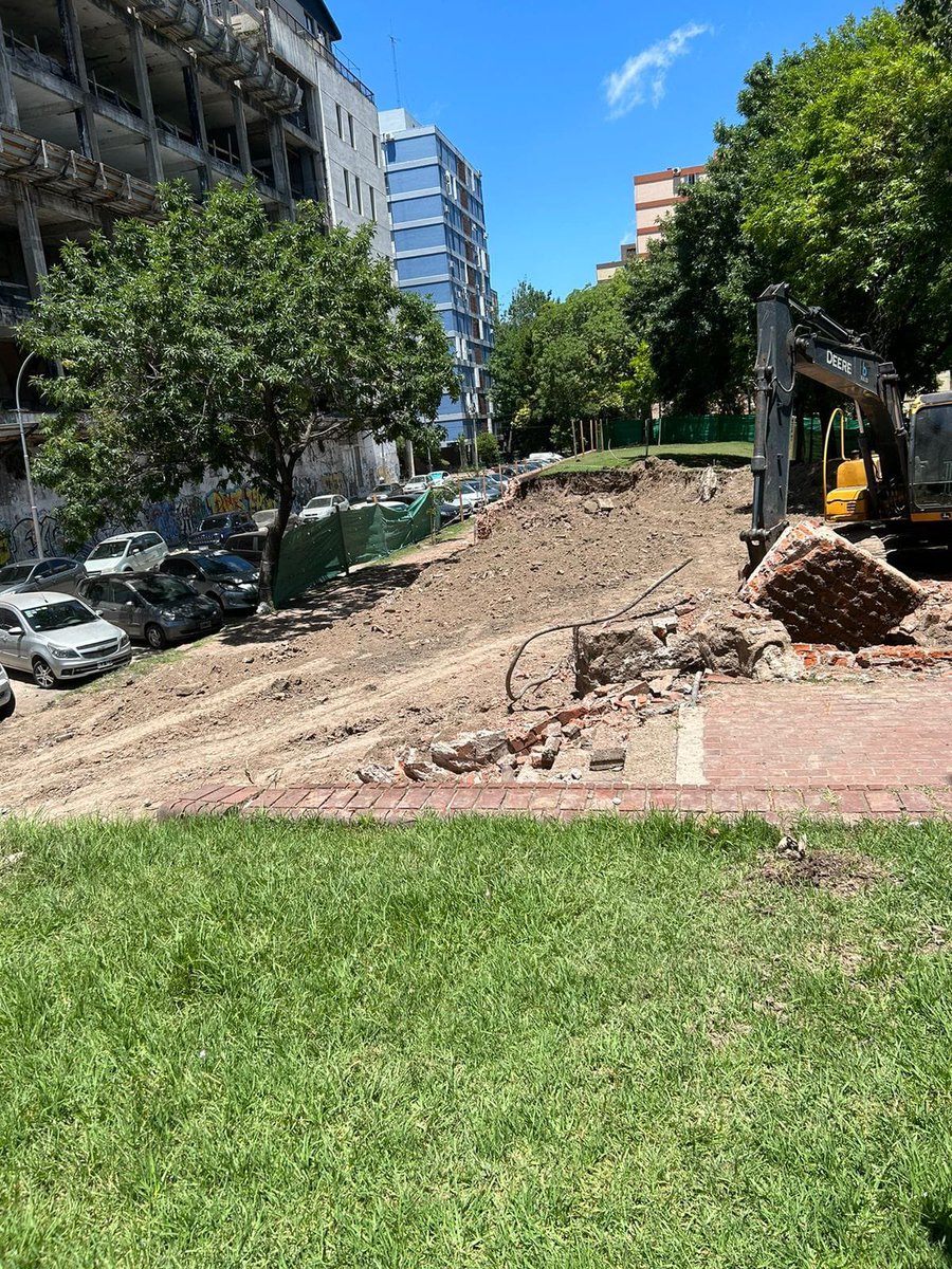 silviacab's tweet photo. @gcba buenos días, desde el viernes en la plaza Malvinas están haciendo arreglos que nadie del barrio solicitó y no tienen permiso de habilitación han hecho destrozos tanto es que hasta el riego artificial lo han arrancado, adjunto pruebas https://t.co/uRuwvTds3C