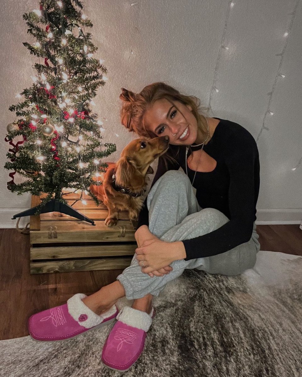 Ariat's tweet image. Have yourself a cozy little Christmas. #Ariat

PC: Elva Steinmetz | Chezni Woods