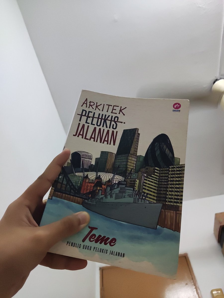 IzzatiSoffian's tweet photo. Penat. Rasa berat sangat. Bila jadi macam ni, memang susah nak tidur.

Nak tengok tiktok, dah bosan. So I read #ArkitekJalanan again.

Sampai la m/s 259. 

"..dunia ni jambatan akhirat saja. Letak dunia ni kat tangan, bukan kat hati" -Ahmad

Thanks for the reminder, @itsteme https://t.co/p3oCXB4qc6