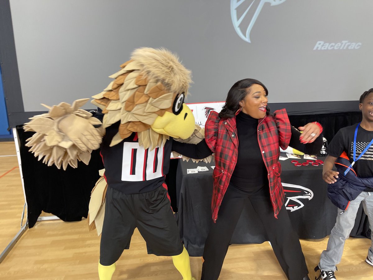 APS_HPE's tweet photo. Big thanks to the @AtlantaFalcons for recognizing our amazing teachers and students at Dobbs Elementary School and Barack and Michelle Obama Academy! Your support means the world to our school communities. #Grateful #FalconsFamily #RecognizingGreatness https://t.co/rOLmvdxiYz