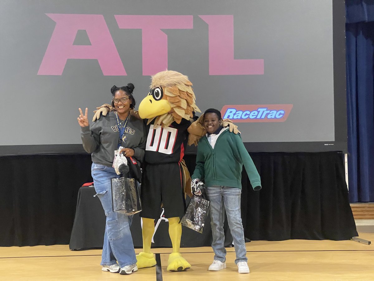 APS_HPE's tweet photo. Big thanks to the @AtlantaFalcons for recognizing our amazing teachers and students at Dobbs Elementary School and Barack and Michelle Obama Academy! Your support means the world to our school communities. #Grateful #FalconsFamily #RecognizingGreatness https://t.co/rOLmvdxiYz