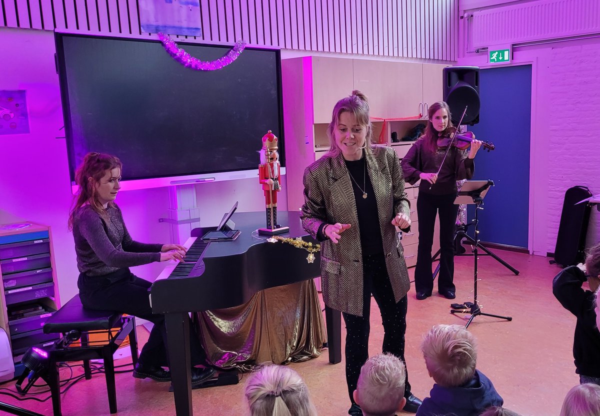 Vanmiddag kwam De Vertellende Piano langs op school.  Tijdens de voorstelling werd het klassieke kerstverhaal de Notenkraker van Tchaikovsky verteld. 
#cultuurschool