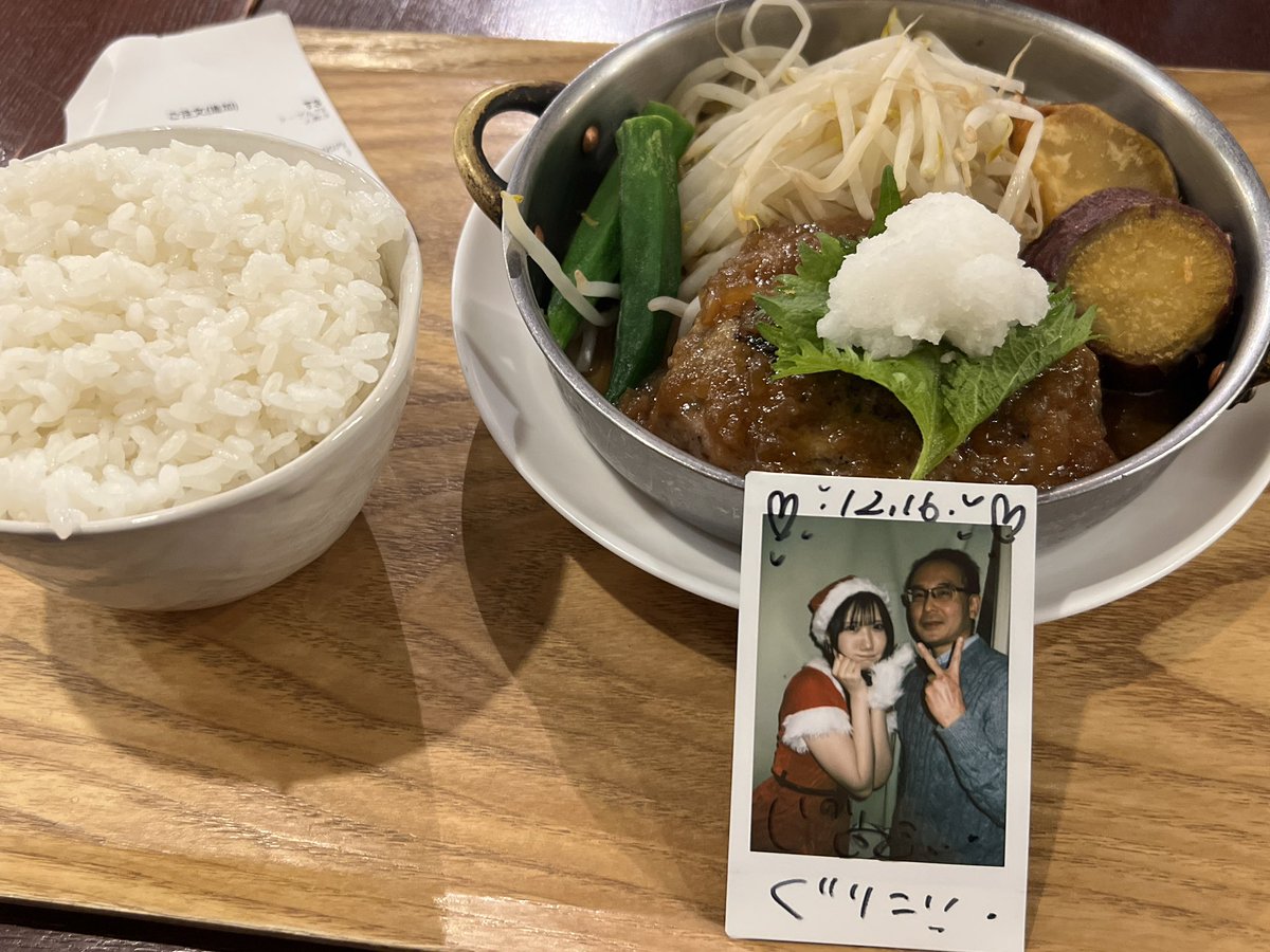 guriko_no_omake's tweet photo. 2024年12月16日
@下北沢モナレコード
玖遠いのり初ソロトークイベント
「あわてんぼうのサンタくおんが
クリスマス前にやってきた！」
#ぐりまるチェキ202412 
#マグメル #MagMell
今年最初のサンタコスチェキは玖遠いのりでした。事前に募集した質問に答えるトークコーナーと歌を2曲披露（新垣結衣の「heavenly days」と玖遠ソロ曲「べいびー・えいむ」）。
トークコーナーを1人で回せるのか不安だったけど、良い感じのグタグタ感で可愛かった。