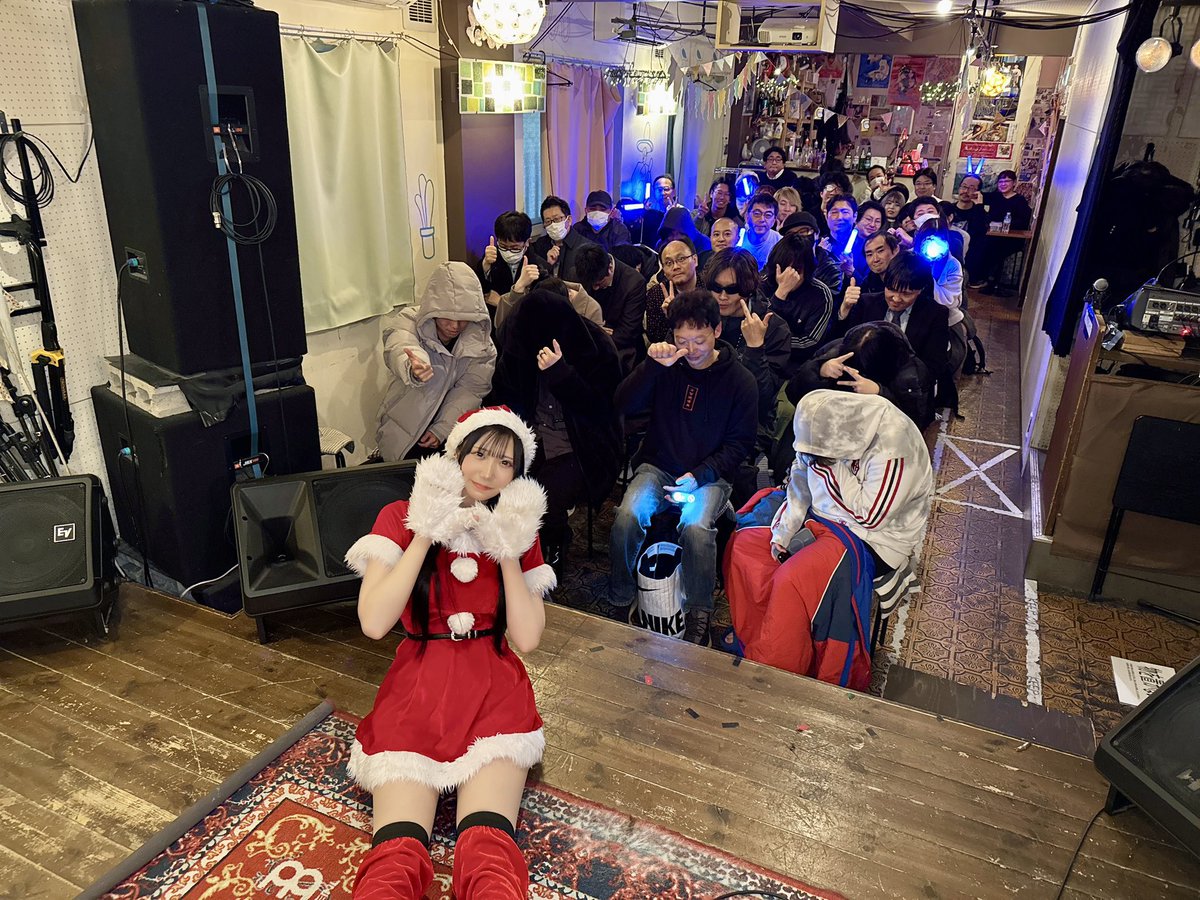 guriko_no_omake's tweet photo. 2024年12月16日
@下北沢モナレコード
玖遠いのり初ソロトークイベント
「あわてんぼうのサンタくおんが
クリスマス前にやってきた！」
#ぐりまるチェキ202412 
#マグメル #MagMell
今年最初のサンタコスチェキは玖遠いのりでした。事前に募集した質問に答えるトークコーナーと歌を2曲披露（新垣結衣の「heavenly days」と玖遠ソロ曲「べいびー・えいむ」）。
トークコーナーを1人で回せるのか不安だったけど、良い感じのグタグタ感で可愛かった。