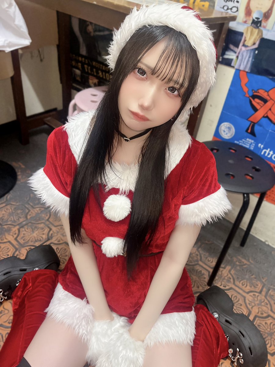 guriko_no_omake's tweet photo. 2024年12月16日
@下北沢モナレコード
玖遠いのり初ソロトークイベント
「あわてんぼうのサンタくおんが
クリスマス前にやってきた！」
#ぐりまるチェキ202412 
#マグメル #MagMell
今年最初のサンタコスチェキは玖遠いのりでした。事前に募集した質問に答えるトークコーナーと歌を2曲披露（新垣結衣の「heavenly days」と玖遠ソロ曲「べいびー・えいむ」）。
トークコーナーを1人で回せるのか不安だったけど、良い感じのグタグタ感で可愛かった。