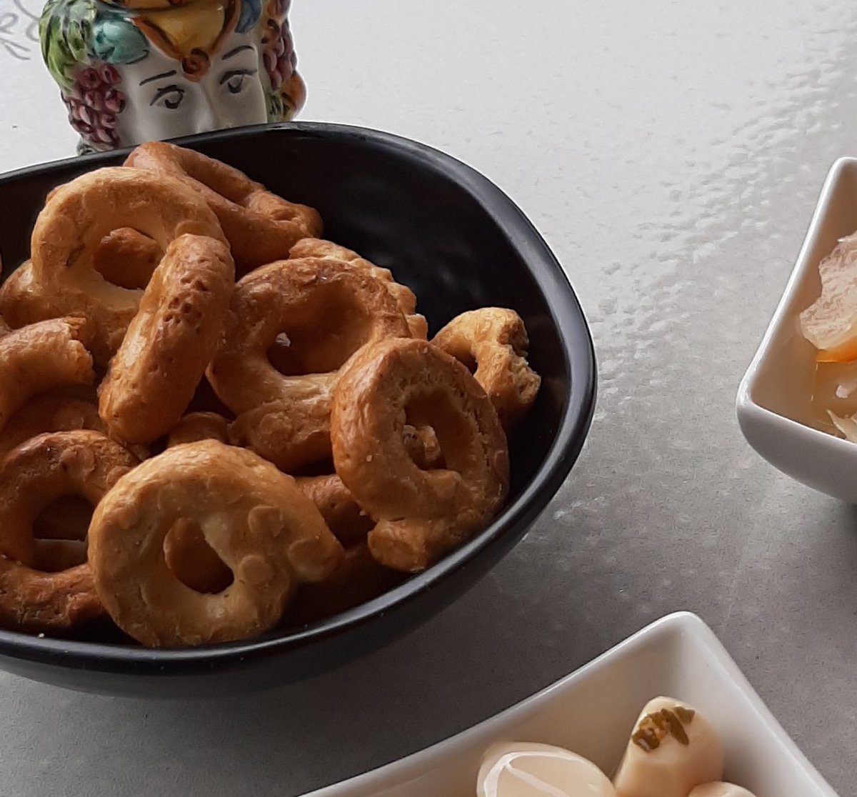 Nú reynir á mátt forritsins!

Veit einhver hér hvort þetta klassíska ítalska barsnakk sem kallast taralli fáist einhvers staðar á hb svæðinu?