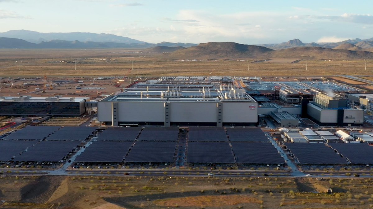 Shapol_m's tweet image. The TSMC fabrication plant in Arizona is essentially an entire city under one roof.   

The  power needed would support about 100,000 homes, the cost is about 20  billion dollars, the machines themselves are $250m each, the concrete  itself is about 10 empire state buildings.…