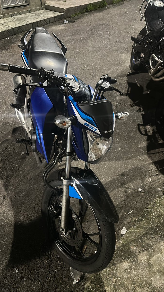 Moto roubada ontem na praça de Ricardo de Albuquerque, qualquer informação chamar no numero 21990222333