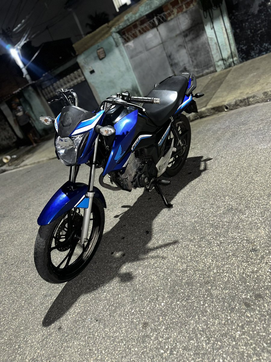 Thyago_Lucaas's tweet photo. Moto roubada ontem na praça de Ricardo de Albuquerque, qualquer informação chamar no numero 21990222333 https://t.co/sMWEYtcJMY