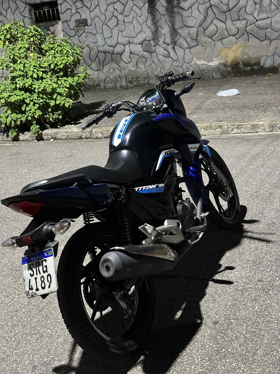 Thyago_Lucaas's tweet photo. Moto roubada ontem na praça de Ricardo de Albuquerque, qualquer informação chamar no numero 21990222333 https://t.co/sMWEYtcJMY